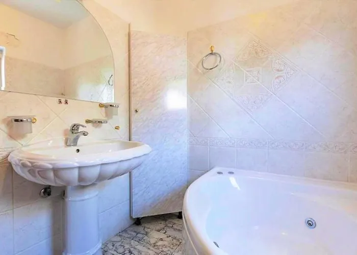 Apartment Apartment - Sleeps 6 - Jacuzzi - Seaside - Parking