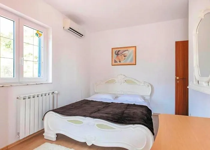 Apartment - Sleeps 6 - Jacuzzi - Seaside - Parking Apartment