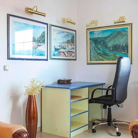 Apartment - Sleeps 6 - Jacuzzi - Seaside - Parking *