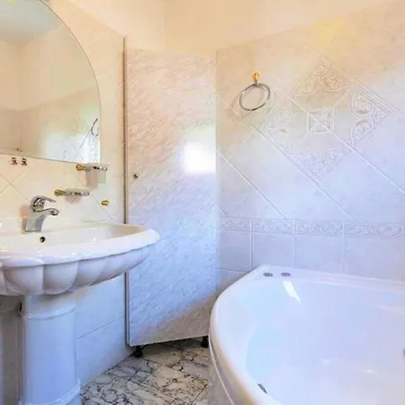 Apartment Apartment - Sleeps 6 - Jacuzzi - Seaside - Parking