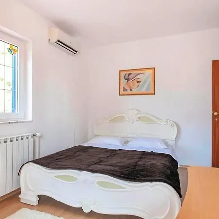 Apartment - Sleeps 6 - Jacuzzi - Seaside - Parking Apartment